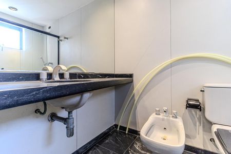 Apartamento à venda com 195m², 3 quartos e 3 vagas Apartamento à venda com 195m², 3 quartos e 3 vagasBanheiro da Suíte 1