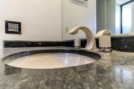 Apartamento à venda com 195m², 3 quartos e 3 vagas Apartamento à venda com 195m², 3 quartos e 3 vagasBanheiro da Suíte 1