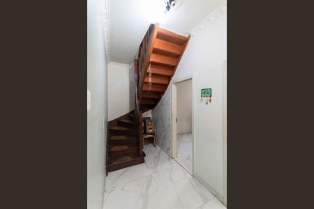 Casa para alugar com 200m², 4 quartos e 2 vagasEscadas