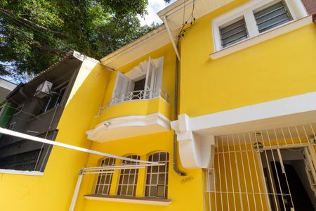 Casa à venda com 196m², 3 quartos e 2 vagas Casa à venda com 196m², 3 quartos e 2 vagasFachada