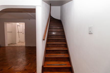 Casa à venda com 196m², 3 quartos e 2 vagas Casa à venda com 196m², 3 quartos e 2 vagasEscada