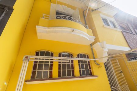 Casa à venda com 196m², 3 quartos e 2 vagas Casa à venda com 196m², 3 quartos e 2 vagasFachada