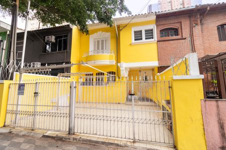 Casa à venda com 196m², 3 quartos e 2 vagas Casa à venda com 196m², 3 quartos e 2 vagasFachada