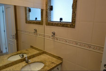 Casa de condomínio à venda com 201m², 3 quartos e 2 vagasBanheiro