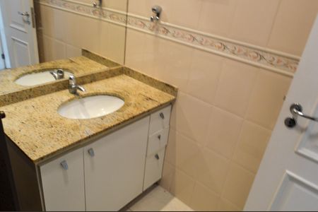 Casa de condomínio à venda com 201m², 3 quartos e 2 vagasBanheiro