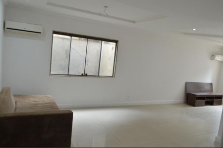 Casa de condomínio à venda com 201m², 3 quartos e 2 vagasSala