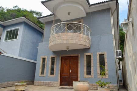 Casa de condomínio à venda com 201m², 3 quartos e 2 vagasFachada