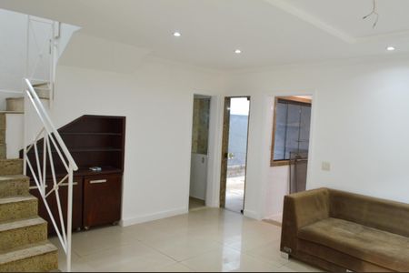 Casa de condomínio à venda com 201m², 3 quartos e 2 vagasSala