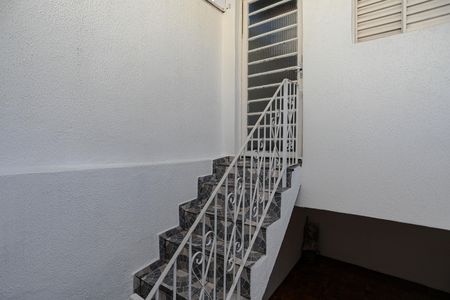 Casa para alugar com 180m², 3 quartos e 1 vaga Casa para alugar com 180m², 3 quartos e 1 vagaEscada