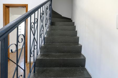Casa para alugar com 180m², 3 quartos e 1 vaga Casa para alugar com 180m², 3 quartos e 1 vagaEscada