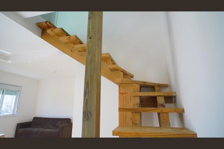 Apartamento para alugar com 100m², 2 quartos e 2 vagas Apartamento para alugar com 100m², 2 quartos e 2 vagasEscada acesso as suítes