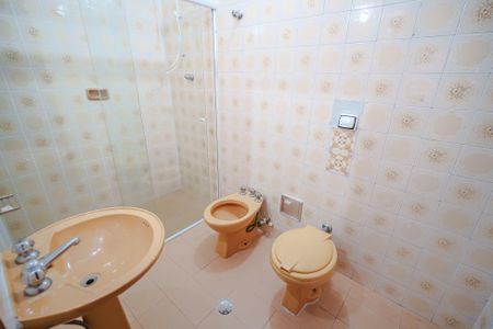 Banheiro de kitnet/studio para alugar com 1 quarto, 15m² em Vila Gomes, São Paulo