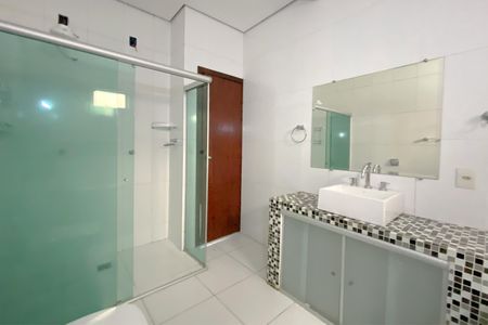 Casa à venda com 360m², 3 quartos e 7 vagasBanheiro da Suíte 1