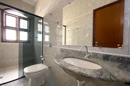 Casa à venda com 360m², 3 quartos e 7 vagasBanheiro da Suíte 2