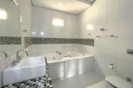 Casa à venda com 360m², 3 quartos e 7 vagasBanheiro da Suíte 1