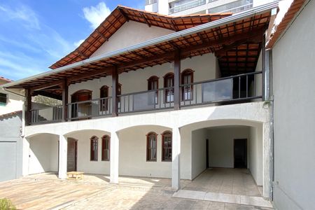 Casa à venda com 360m², 3 quartos e 7 vagasFachada interna