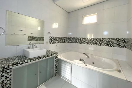 Casa à venda com 360m², 3 quartos e 7 vagasBanheiro da Suíte 1