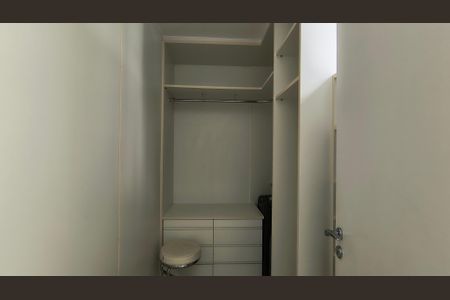 Apartamento para alugar com 190m², 3 quartos e 2 vagas Apartamento para alugar com 190m², 3 quartos e 2 vagasCloset da Suíte 2