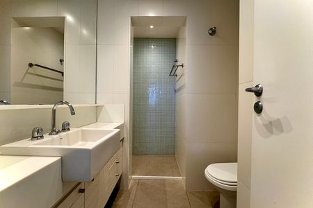 Apartamento à venda com 80m², 2 quartos e sem vaga Apartamento à venda com 80m², 2 quartos e sem vagaBanheiro social