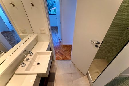 Banheiro social de apartamento à venda com 2 quartos, 80m² em Botafogo, Rio de Janeiro