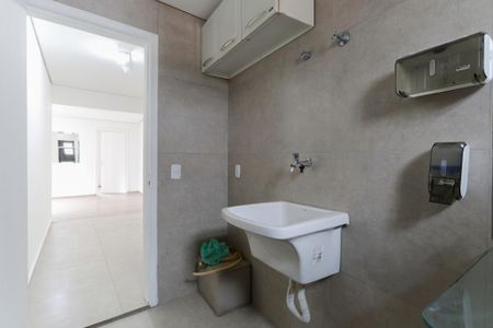 Banheiro social e área de serviço de casa para alugar com 2 quartos, 40m² em Lauzane Paulista, São Paulo
