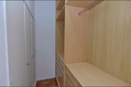 Apartamento à venda com 120m², 3 quartos e 1 vaga Apartamento à venda com 120m², 3 quartos e 1 vagaCloset da Suíte