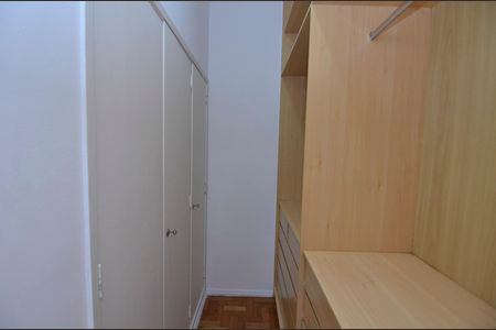 Apartamento à venda com 120m², 3 quartos e 1 vaga Apartamento à venda com 120m², 3 quartos e 1 vagaCloset da Suíte