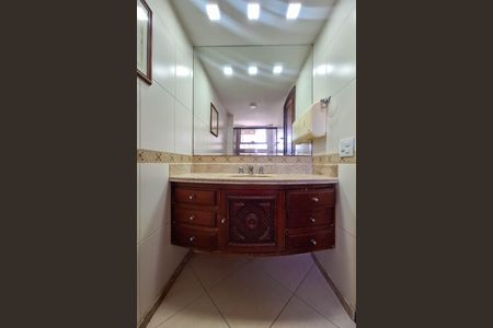 Apartamento à venda com 200m², 4 quartos e 2 vagas Apartamento à venda com 200m², 4 quartos e 2 vagasBanheiro da Suíte 2