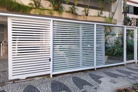Apartamento à venda com 200m², 4 quartos e 2 vagas Apartamento à venda com 200m², 4 quartos e 2 vagasFachada