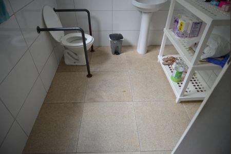 Banheiro Social de casa para alugar com 2 quartos, 95m² em Santa Teresinha, Santo André