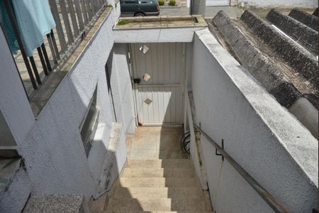 Casa à venda com 95m², 2 quartos e 1 vagaEscada