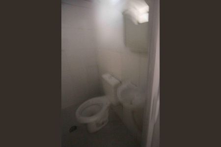 Banheiro social  de casa para alugar com 1 quarto, 35m² em Jardim Tietê, São Paulo