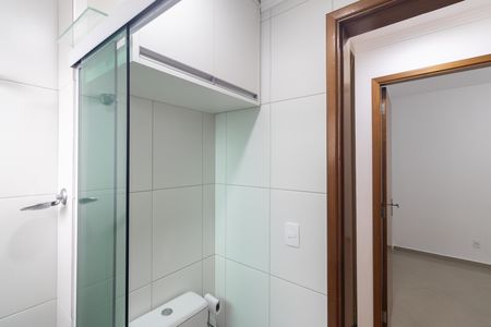 Banheiro de apartamento à venda com 2 quartos, 51m² em Vila Augusta, Guarulhos