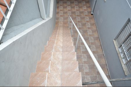 Casa à venda com 200m², 4 quartos e 2 vagasEscada de acesso à área de serviço