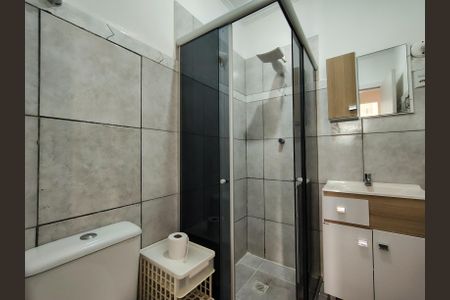 Banheiro social de kitnet/studio para alugar com 1 quarto, 30m² em Farroupilha, Porto Alegre
