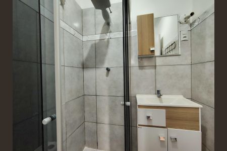 Banheiro social de kitnet/studio para alugar com 1 quarto, 30m² em Farroupilha, Porto Alegre