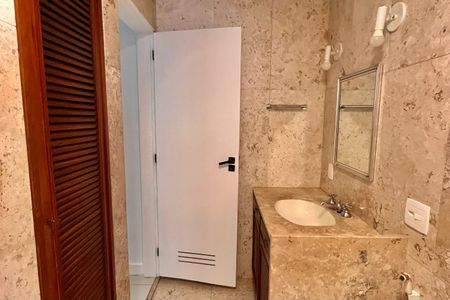 Apartamento para alugar com 150m², 3 quartos e 1 vaga Apartamento para alugar com 150m², 3 quartos e 1 vagaBanheiro da Suíte