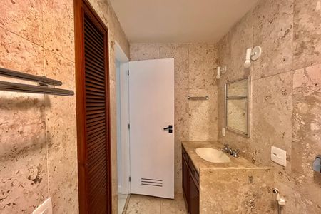 Apartamento para alugar com 150m², 3 quartos e 1 vaga Apartamento para alugar com 150m², 3 quartos e 1 vagaBanheiro da Suíte