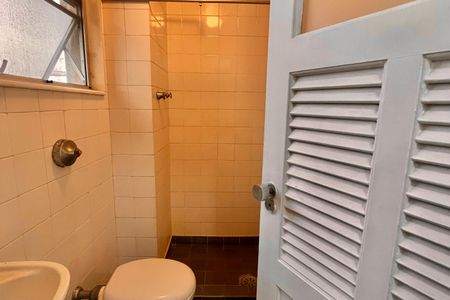 Banheiro de serviço de apartamento para alugar com 3 quartos, 150m² em Ipanema, Rio de Janeiro