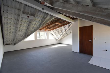 Casa para alugar com 200m², 3 quartos e 1 vagaÁtico