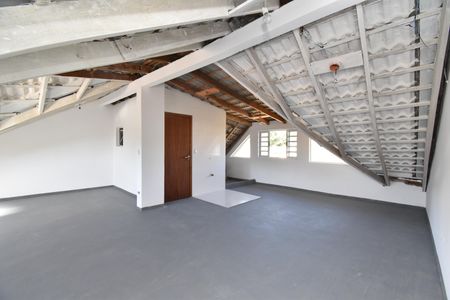 Casa para alugar com 200m², 3 quartos e 1 vagaÁtico