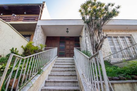 Casa à venda com 270m², 4 quartos e 2 vagas Casa à venda com 270m², 4 quartos e 2 vagasFachada