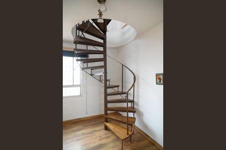 Apartamento para alugar com 134m², 2 quartos e 2 vagas Apartamento para alugar com 134m², 2 quartos e 2 vagasEscada