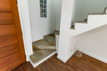 Casa de condomínio à venda com 74m², 2 quartos e 2 vagas Casa de condomínio à venda com 74m², 2 quartos e 2 vagasEscada acesso quartos