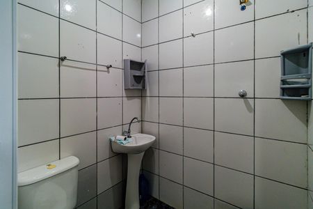 Banheiro de casa para alugar com 1 quarto, 60m² em Jardim Ester Yolanda, São Paulo