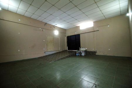 Casa para alugar com 100m², 3 quartos e 3 vagasGalpão e garagem fundos - Acesso a rua .