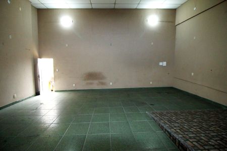 Casa para alugar com 100m², 3 quartos e 3 vagasGalpão e garagem fundos - Acesso a rua .