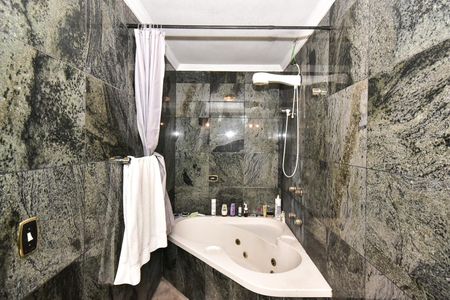 Casa à venda com 650m², 4 quartos e 9 vagasBanheiro Suíte 2