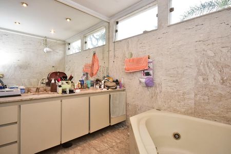 Casa à venda com 650m², 4 quartos e 9 vagasBanheiro Suíte 1