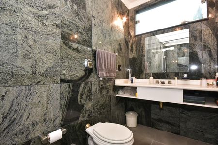 Casa à venda com 650m², 4 quartos e 9 vagasBanheiro Suíte 2